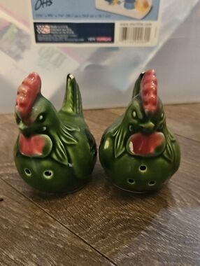 VINTAGE Green Ceramic Chicken And HEN Salt and Pepper Shakers Giftcraft